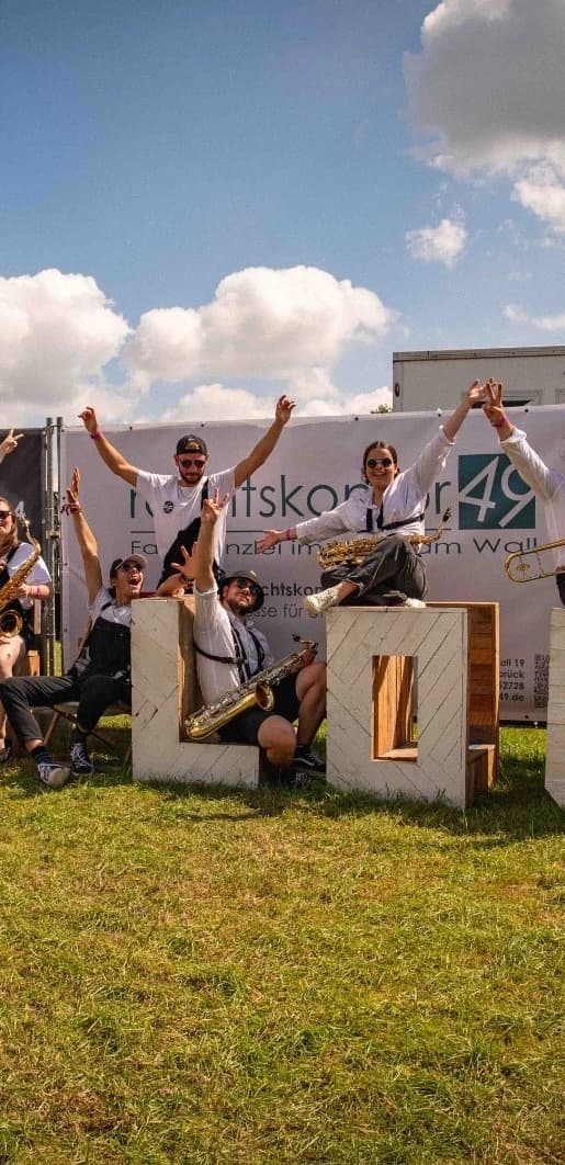 La Band'Son devant les lettres ONE LOVE au Hütte Rockt Festival