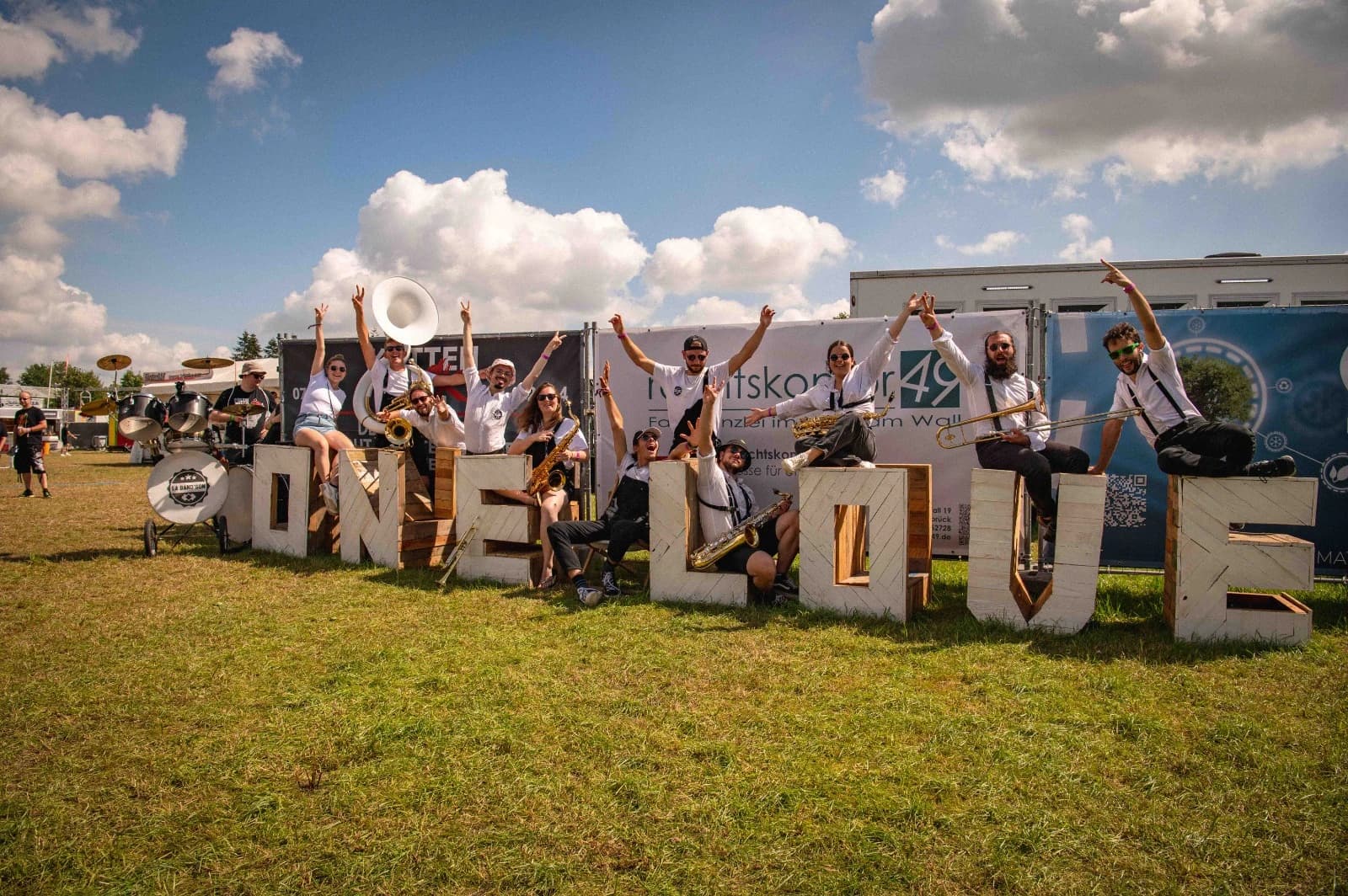 La Band'Son devant les lettres ONE LOVE au Hütte Rockt Festival